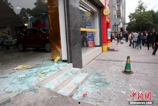 女子爆料石墩堵门视频,真相背后引关注  第2张